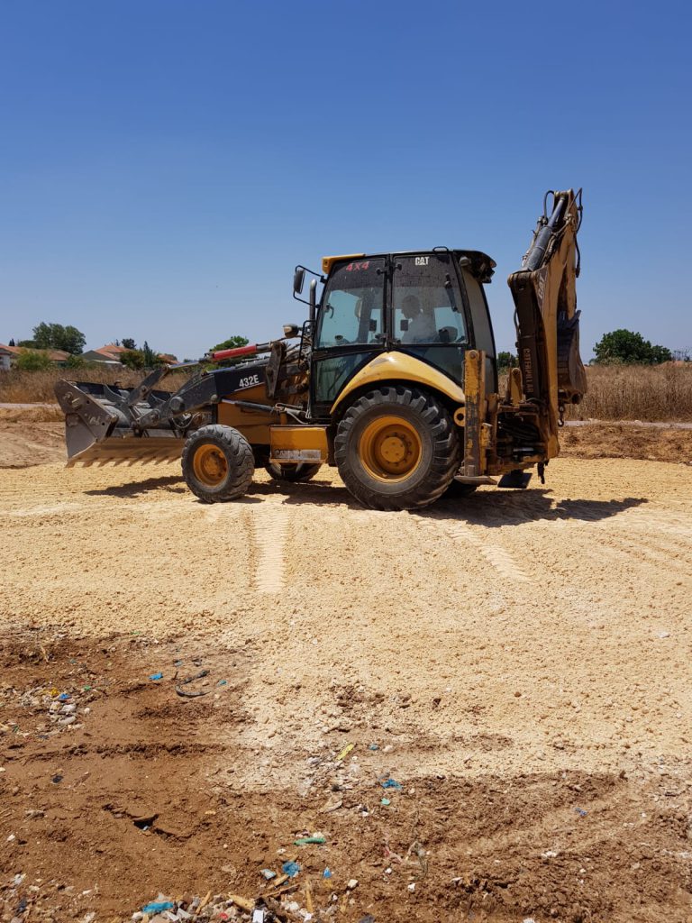 עבודת פינוי פסולת בשטח בנוי