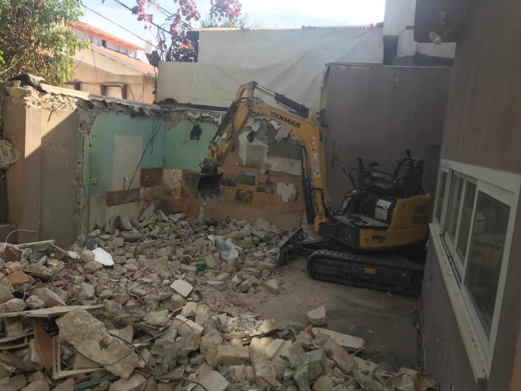 איסוף פסולת בניין למכולה